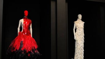 Prévia das peças presentes na exposição 'Alexander McQueen: Savage Beauty' - Getty Images