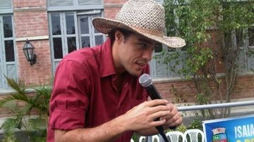 Joaquim Lopes atava de cantor na gravação de Morde e Assopra - Twitter / Reprodução