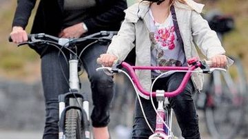 Em Nova York, a atriz aproveita o dia de sol para andar de bicicleta às margens do rio Hudson com a primogênita. A menina e o irmão, Joe, têm os traços da mãe. - SPLASH NEWS