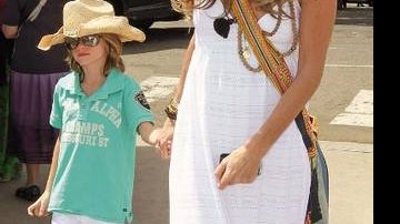 A eterna supermodel e o filho caçula esbanjam estilo após tour de barco pela Baía de Sydney. A australiana também é a orgulhosa mãe de Arpad Flynn, de 13 anos. - SPLASH NEWS