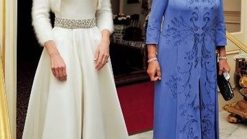 Com segundo look de Sarah Burton, a noiva caminha com Camilla. - REUTERS