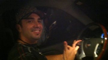 Latino posta foto no Twitter, enquanto dirige seu carro - Reprodução / Twitter