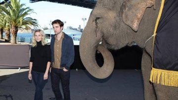 Reese e Pattinson ao lado de um elefante em Sydney - City Files