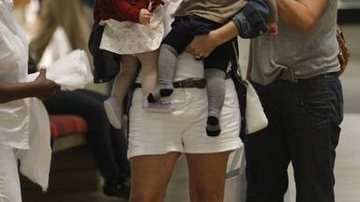 Giovanna Antonelli passeia com as filhas gêmeas, Antonia e Sofia, em shopping no Rio de Janeiro - Delson Silva / AgNews
