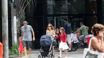 Cláudia Abreu passeia com a família pelo Leblon, no Rio de Janeiro - Wallace Barbosa/AgNews