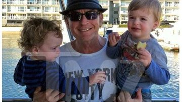 Charlie Sheen e os filhos gêmeos Bob e Max - Reprodução TMZ