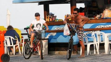 Atriz Cissa Guimarães e Thomaz Velho andam de bicicleta pela orla do Leblon - J. Humberto/AgNews