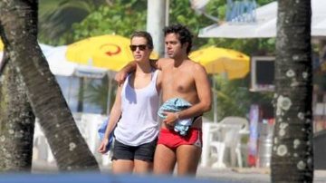 Juliana Didone e Bruno Mazzeo na orla da Brra da Tijuca, no Rio - AgNews/Dilson Silva