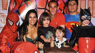 Entre o Homem-Aranha, Super-Homem e Mulher-Gato, Rodrigo festeja seus cinco anos ladeado pelos pais, Gabriela da Matta e Rodrigo Souto, e pelo irmão, Gabriel. - CAROL SOARES/SBT, FABIANA REIS, FÁBIO TIERI, IBRAHIM CRUZ, JOÃO PASSOS / BRASIL FOTOPRESS, KIDI, LEANDRO LOURENÇO E MARIANA DEIENO ALTENFELDER