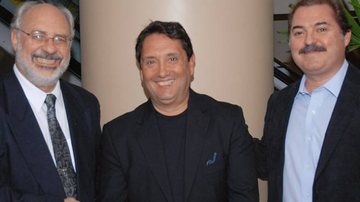 O autor do livro, Carlos Alberto Júlio, é ladeado por Antônio Carlos dos Santos e Hamilton de França Leite Jr. em seu lançamento, em SP. - DANIEL JORDÃO, FERNANDO TORRES, FRÂNCIO DE HOLANDA, L.R. COMUNICAÇÃO, MARCOS VIEIRA, MONALISA LINS, OVADIA SAADIA, PAULO KUS, PETRÔNIO CINQUE, RICARDO RIBES E ROSANA TEIXEIRA.