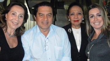Adelina Silveira Alcântara Machado prestigia almoço de Ilde Maksoud, esta ladeada pelo filho Cláudio e pela nora Maria Eduarda, em sua casa. - DANIEL JORDÃO, FERNANDO TORRES, FRÂNCIO DE HOLANDA, L.R. COMUNICAÇÃO, MARCOS VIEIRA, MONALISA LINS, OVADIA SAADIA, PAULO KUS, PETRÔNIO CINQUE, RICARDO RIBES E ROSANA TEIXEIRA.