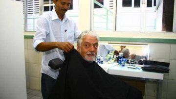 Jaques Wagner fazendo a barba - Divulgação