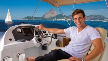 Com a baía de Guanabara como cenário, Klebber relaxa a bordo de um barco no Rio Boat Show. - Cadu Pilotto