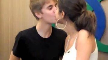 O beijinho tímido de Justin Bieber e Selena Gomez - Reprodução