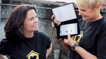 Xuxa recebe de Cynthia Schoenardie placa de agradecimento pelo apoio ao programa. - GIANNE CARVALHO