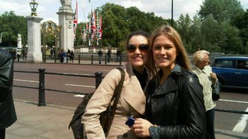 Fiorella Mattheis e Larissa Maciel em passeio por Londres - Reprodução / Twitter