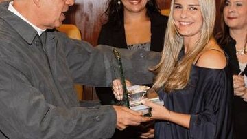 A comentarista de futebol recebe o prêmio Mãe de Sucesso do escritor Jorge Miguel Marinho. - MANUELA SCARPA / PHOTO RIO NEWS