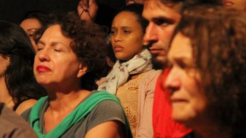 Da plateia, Taís Araújo acompanha atentamente à leitura de seu marido Lázaro Ramos - THYAGO ANDRADE/PHOTO RIO NEWS