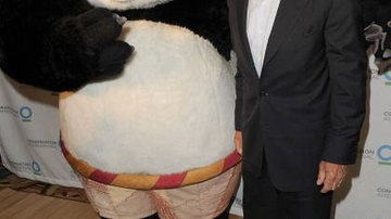 Harrison Ford posa com Kund-Fu Panda, personagem da DreamWorks, para chamar a atenção para a causa ambiental - Getty Images