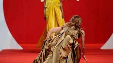A modelo Lindsey Wixson cai em desfile promovido por Naomi Campbell em Cannes - Getty Images