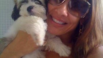 Scheila Carvalho e a cadela Nahomi - Reprodução / Twitter