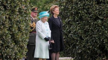 Rainha Elizabeth II e a presidente da Irlanda, Mary McAleese, durante cerimônia - Getty Images