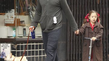 Hugh Jackman caminha pelas ruas de Nova York com a filha Ava e o cachorrinho Peaches - Grosby Group