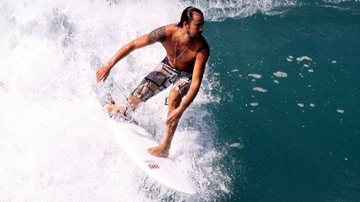Paulinho Vilhena surfa na praia do Recreio, no Rio de Janeiro - Adilson Lucas/AgNews