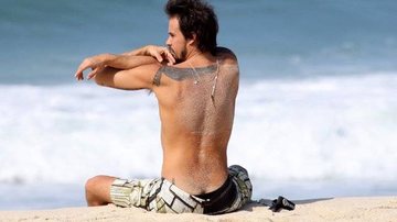 Paulinho Vilhena alonga antes de surfar na praia do Recreio, no Rio de Janeiro - Adilson Lucas/AgNews