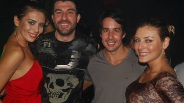 Cristiano com Catiane (de vermelho) e os amigos Guilherme e Tamara - André Carvalho/Divulgação