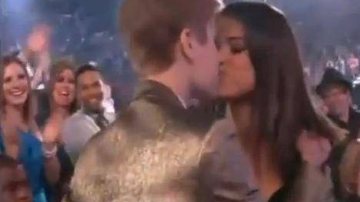 Justin Bieber e Selena Gomez no Billboard Music Awards 2011 - Reprodução/Youtube
