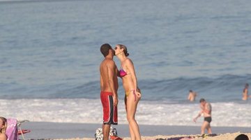 Luana Piovani vai à praia com o namorado Pedro Vianna - Wallace Barbosa/AgNews