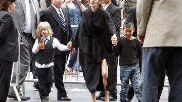 Angelina Jolie com os filhos Shiloh e Maddox na première do filme 'Kung Fu Panda 2' em Los Angeles - Grosby Group