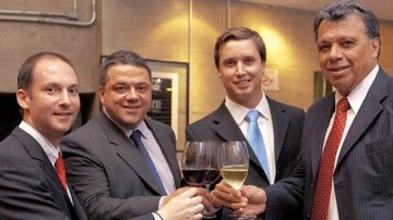 Em São Paulo, Francisco Torres, Ricardo Figueroa, Andrés Parot e ElíasFigueroa, pai de Ricardo, celebram parceria entre vinícola e importadora de vinho. - ELIANA ASSUNMPÇÃO, ERASMO NASCIMENTO, FABIANA REIS, IVANA MACHADO, LÁZARO MEDEIROS, LUCIANO SANTOS, PIPO GIALLUISI, RICARDO PRADO E SILVANA GARZARO.