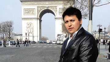 Carlos Roberto Siqueira visita o Arco do Triunfo, em Paris... - ANDRÉ VICENTE, DUDU PACHECO, ELIANA RODRIGUES, LUIZ RIBEIRO, REUTERS, ROBERTO SIQUEIRA, THIAGO RODRIGUES, VAL GÓIS, VANESSA MIANO E WAGNER COUTO
