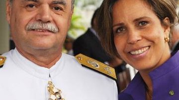 O vice-almirante Luiz Guilherme Sá de Gusmão é aplaudido pela escritora Sheila Aragão ao assumir o comando do 8º Distrito Naval, em SP. - CÉSAR REBOUÇAS, FABIANA REIS, FERNANDO GODOY, L.R. COMUNICAÇÃO E URAN RODRIGUES / DIVULGAÇÃO.