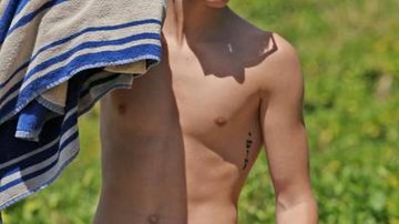 Justin Bieber tatua 'Jesus' na costela - GrosbyGroup