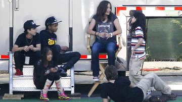 Filhos de Michael Jackson, Prince, Paris e Blanket, e os filhos de Will Smith, Jaden e Willow, se divertem em set de filmagem - Grosby Group