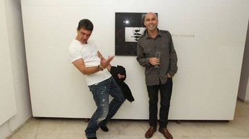 Antonio Banderas posa com Martin Ogolter - André Muzell/AgNews