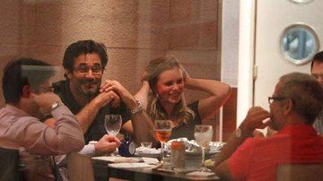 Luciano Szafir com a namorada Julia Rusatsky em um restaurante japonês na Barra da Tijuca, Rio de Janeiro - Delson Silva / AgNews