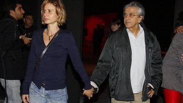 Caetano Veloso e Paula Burlamaqui circulam de mãos dadas no Rio - Alex Palarea / AgNews