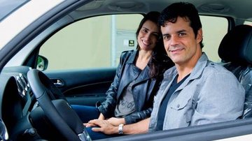 Jorge e Fran aprovam o carro que ele ganhou após promoção no camarote CARAS na Sapucaí... - CÉSAR ALVES