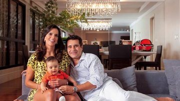 Virna curte a intimidade e os momentos de carinho com o marido, o empresário Rodrigo Piovesan, e o filho Pedro, de 7 meses, no confortável apartamento da família, em Campinas. - MARCO PINTO/SAVONA