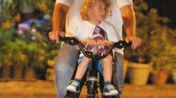 Com o filho na bicicleta... - DELSON SILVA