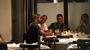 Adriano janta com amigos em São Paulo - Orlando Oliveira / AgNews