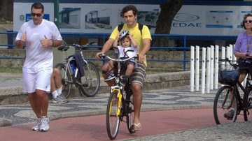 Thiago Rodrigues levou o pequeno Gabriel para um agradável passeio de bicicleta no Rio - Gil Rodrigues/PhotoRio News