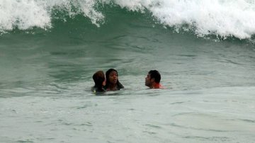 Felipe Dylon salva menina no mar - Wallace Barbosa/AgNews
