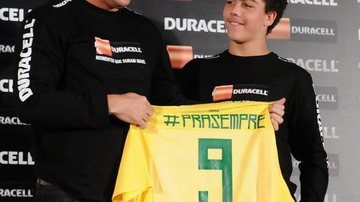 Ronaldo Nazário recebe camisa da seleção brasileira das mãos de seu filho Ronald - Francisco Cepeda/AgNews
