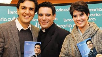 Ao centro, padre Juarez de Castro lança livro e recebe o deputado federal Gabriel Chalita e a jornalista Mariana Godoy, na capital paulista. - ANDRÉ SCHILIRÓ, DANIELA FERREIRA, EDGARD MARRA, ELIANA RODRIGUES, FERNANDO GIMÉNEZ, GISELE FRANÇA, L.R COMUNICAÇÃO, MAGDA NASCIMENTO, MÁRCIA STIVAL, MARI CAMPOS E PAULA OLIVEIRA.