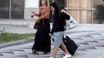 Bruno Gagliasso carrega as malas da esposa Giovanna Ewbank - Adilson Lucas / AgNews